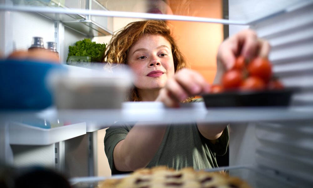 Frau räumt Kühlschrank ein | © Getty Images / EXTREME-PHOTOGRAPHER