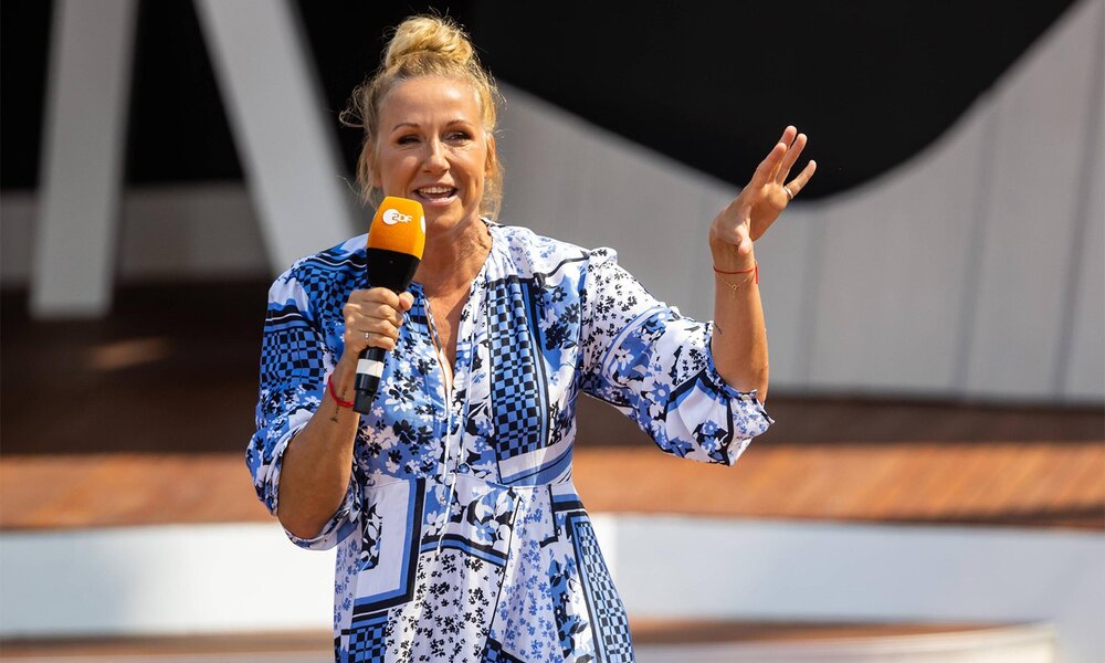 Andrea Kiewel moderiert seit dem Jahr 2000 den "ZDF-Fernsehgarten" am Sonntagmittag. | © Imago