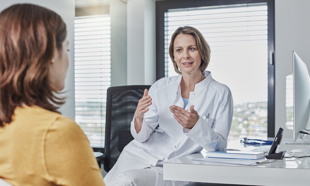 Ärtztin berät Patientin | © Getty Images / Westend61