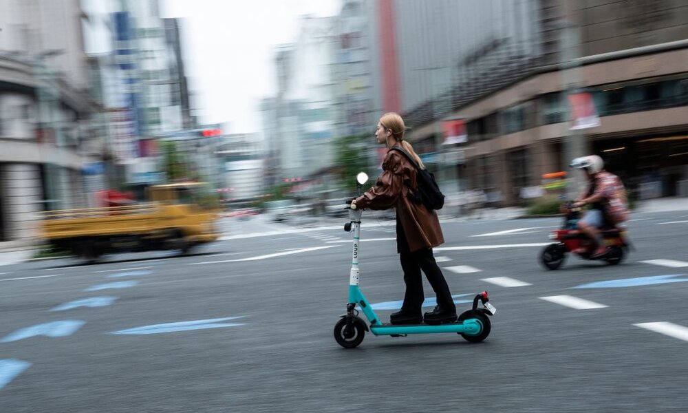 Mann auf E-Scooter im Verkehr | © Getty Images/Richard A. Brooks