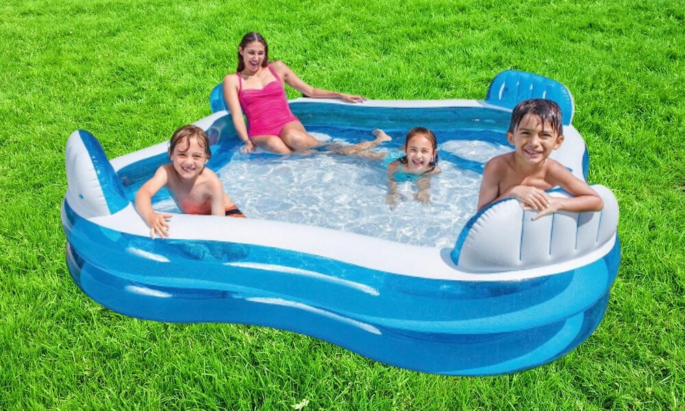 Aufstellpool mit planschenden Kindern auf grünem Rasen | © Amazon