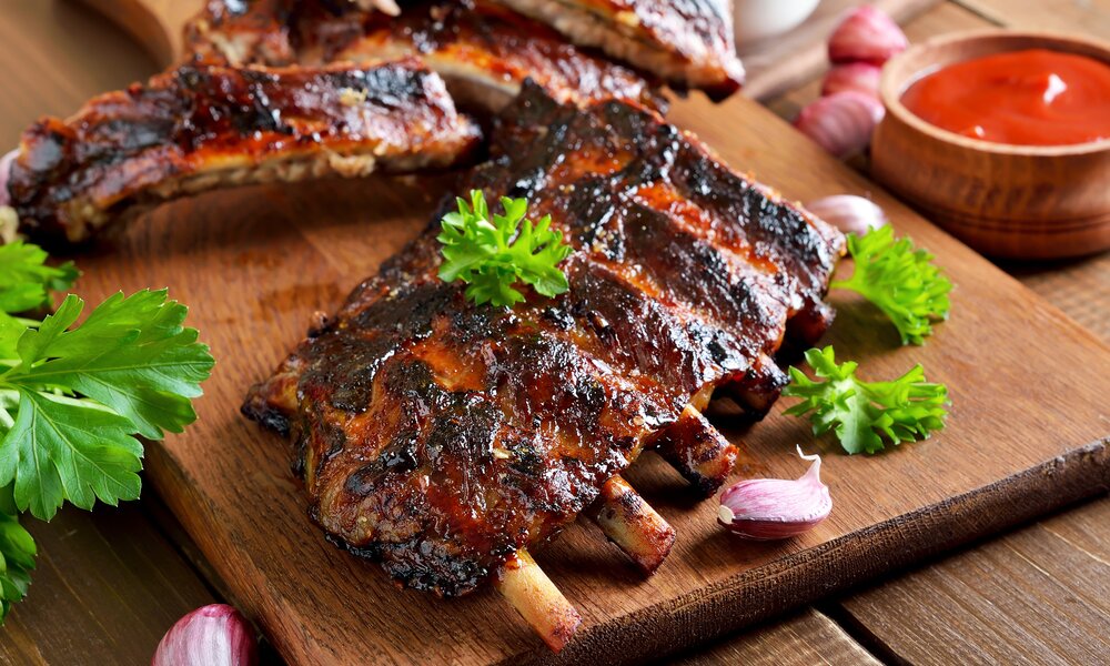 Rippchen auf dem Grill | © Getty Images / Nadezhda_Nesterova