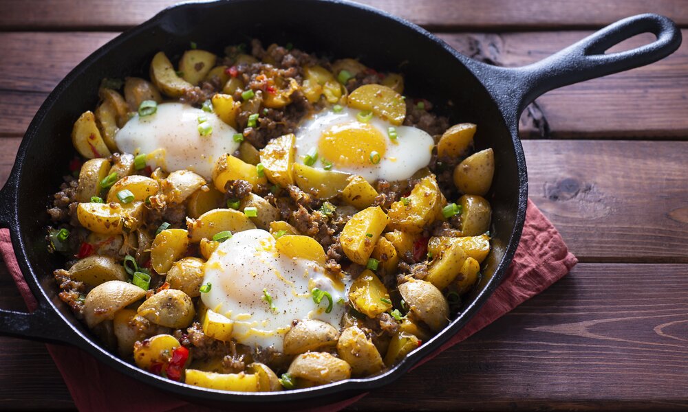 Kartoffelpfanne mit Spiegeleiern | © Getty Images / rudisill