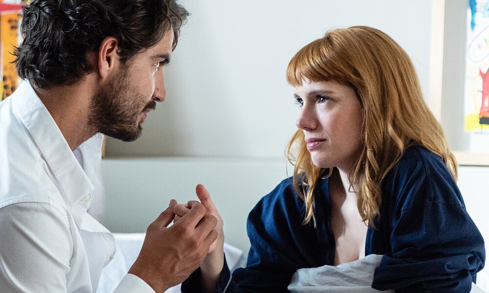 Maxi Iglesias und Diana Gómez in der Netflix-Serie "Valeria" | © Netflix/Felipe Hernández
