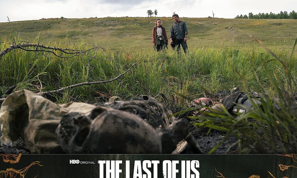 Szene aus der ersten Staffel mit den Hauptprotagonisten vor einer Leiche | © Amazon