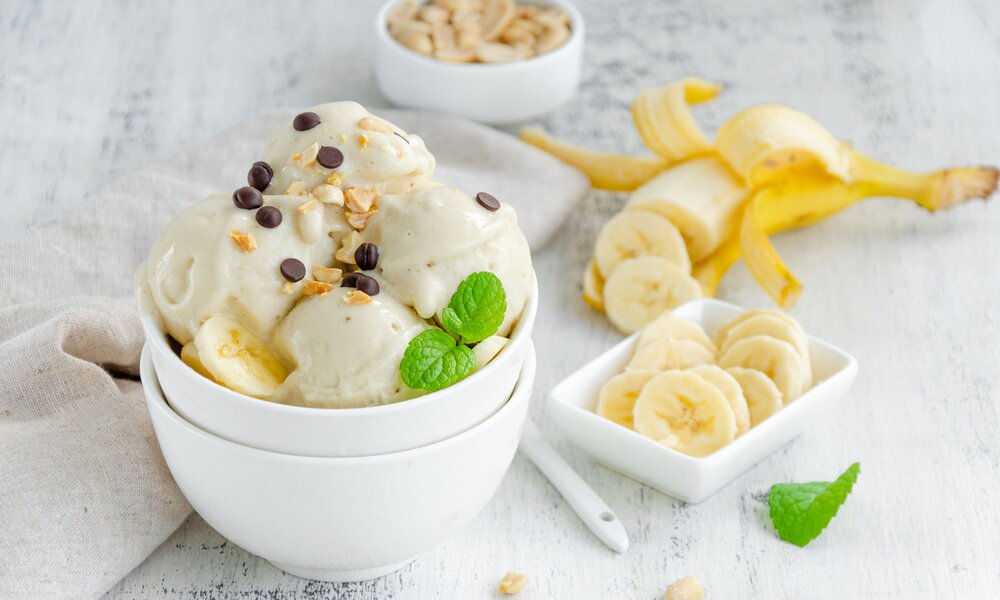 Bananeneis in einer Schale | © Getty Images / Irina Taskova