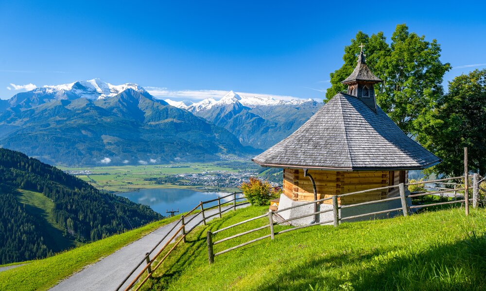 Kleine Bergkapelle in Zell am See, im Hintergrund das beeindruckende schneebedeckte Kitzsteinhorn, Salzburg, Österreich | ©  Getty Images / auerimages