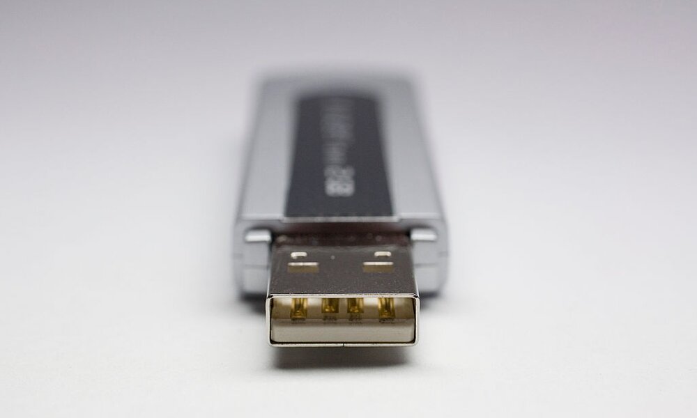 USB-Stick, der mit der Öffnung in die Kamera zeigt, auf einem Tisch liegend. | © Getty Images/James Leynse