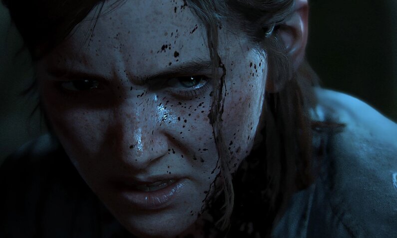 Ellie aus The Last of US 2  blutverschmiert in Großaufnahme in dunkler Umgebung. | © Naughty Dog