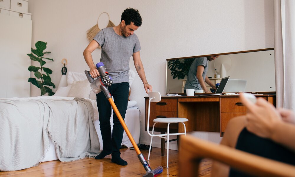  Mann saugt mit Staubsauger seine Wohnung | ©  Getty Images / Maskot