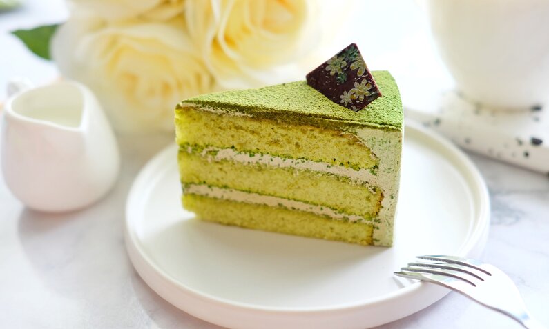 Grüner Kuchen auf Teller | © Getty Images / nbstockphoto; 