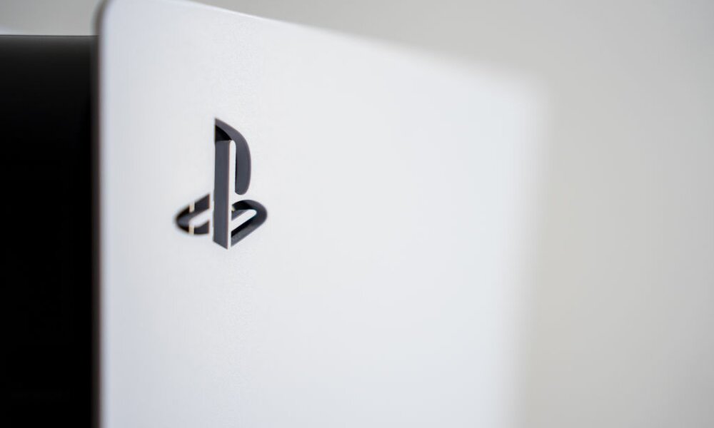 Playstation 5-Logo auf dem Gerät, Hintergrund diffus und hell | © Getty Images/Nur Photo
