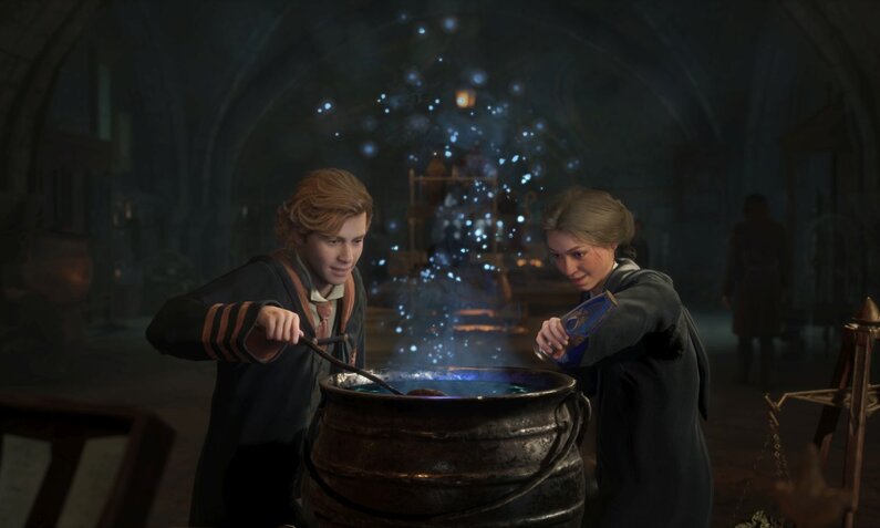 Ein Schüler und eine Schülerin von Hogwarts brauen gemeinsam einen Trank in einem Zauberkessel. Aus dem Kessel steigt bläulicher Dampf mit glitzernden Anteilen. | © Warner Games
