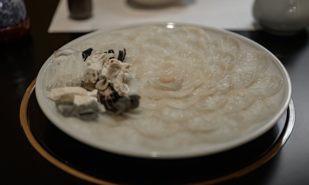 Fugu Sashimi auf einem Teller angerichtet | ©  Getty Images / Malcolm P Chapman
