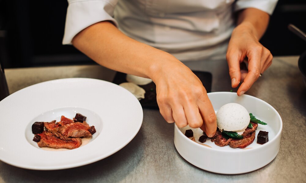 Michelin-Koch richtet essen an  | ©  Getty Images / Olga Moreira