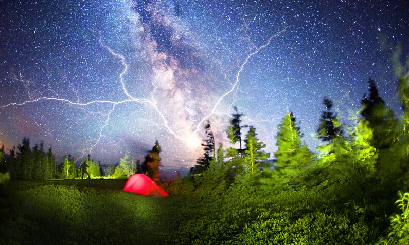 Gewitter beim Campen | © Getty Images/panaramka