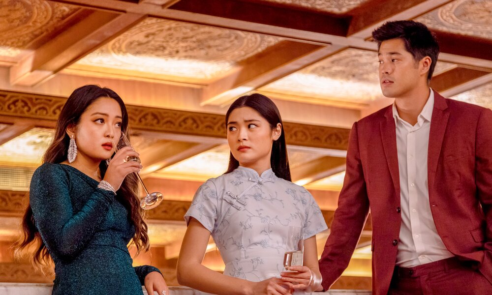 Hauptdarstellerin Ashley Liao und Kolleeg*innen in Abendkleidung und Sekt in der Hand stehen zusammen unter einer prächtigen Kassettendecke in einer Szene des Paramount Films "Love in Taipei" | © Paramount+