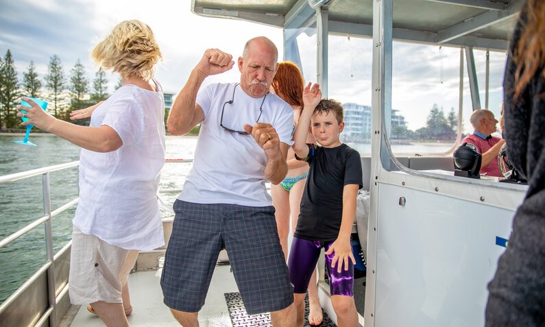 Eine Familie ist auf einem Hausboot am tanzen | © Getty Images / Belinda Howell