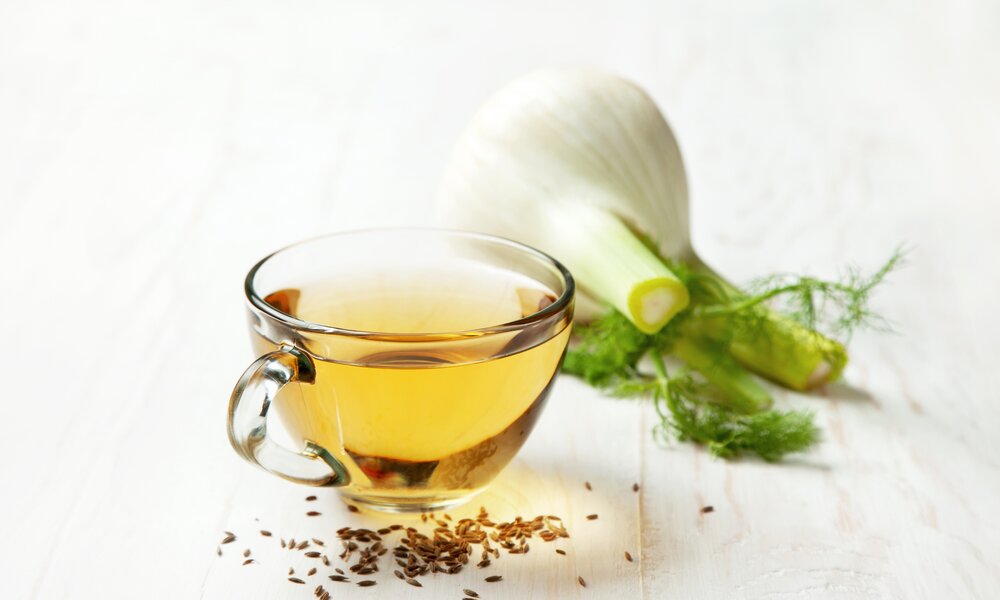  Eine Tasse Fencheltee mit Fenchel im Hintergrund | ©  Getty Images / natashamam