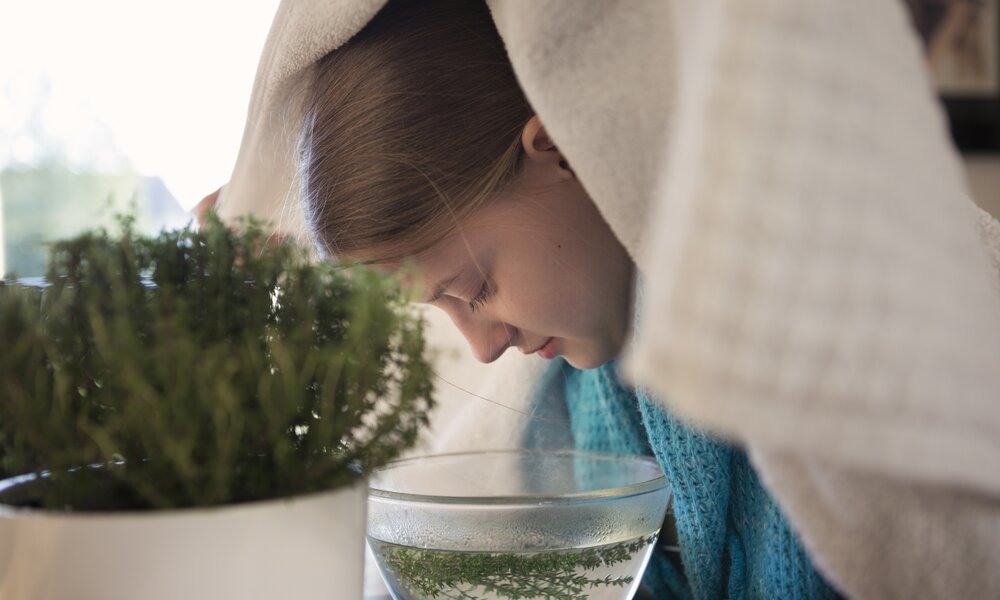 Kind inhaliert Wasserdampf mit Thymian  | ©  Getty Images / Elva Etienne