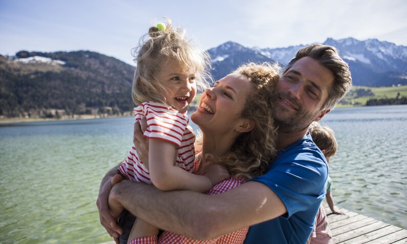 Familie am See mit Kind | ©  Getty Images / Westend61