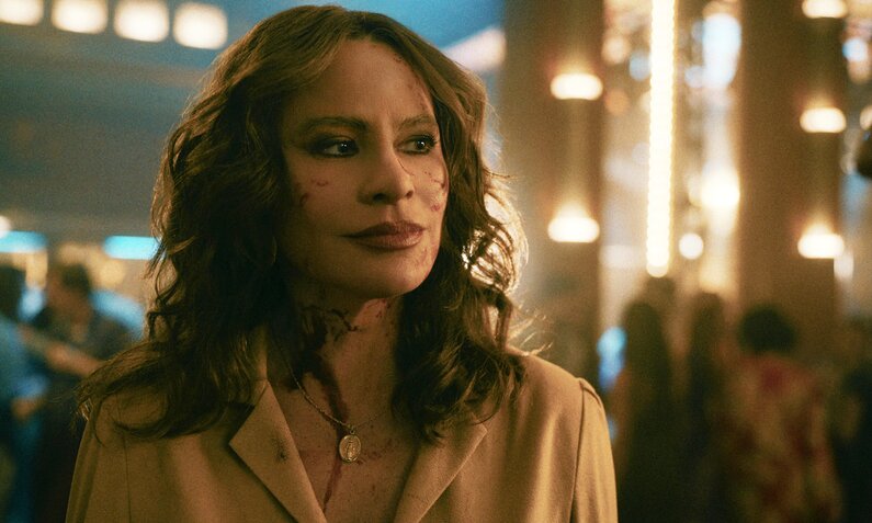 Sofia Vergara als Kartellchefin in einer Szene aus der Netflix-Serie "Griselda" bei Nacht auf der Straße | © Netflix
