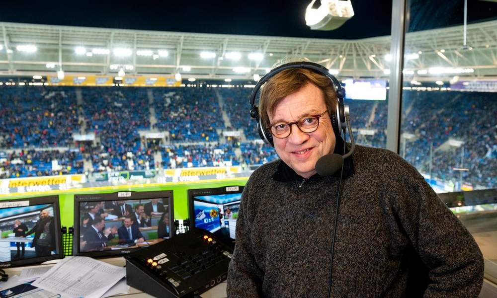 Béla Réthy berichtete bereits über mehrere Hundert Bundesliga-Begegnungen. Hier aus Hoffenheim | © ZDF
