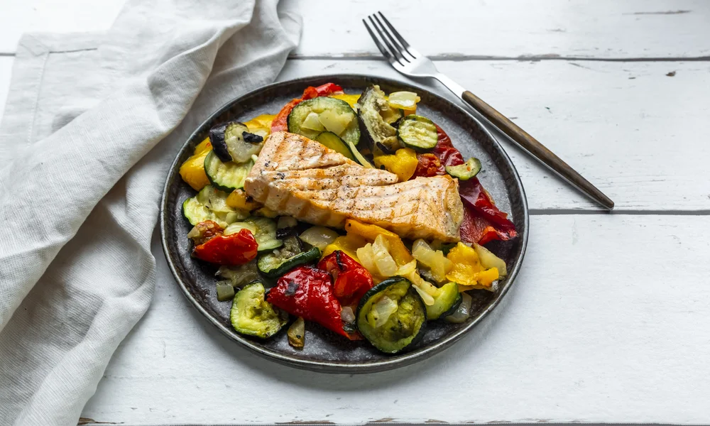 Abnehmen mit Geschmack: Low-Carb-Lachs-Pfanne mit Zucchini