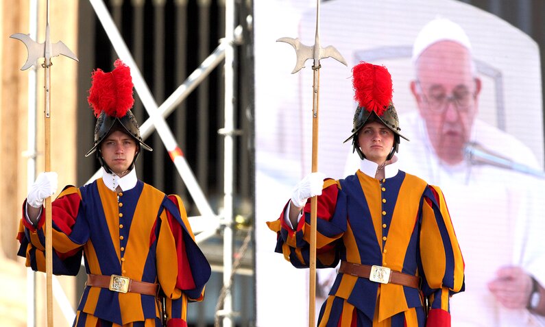 Die Bewachung und Kontrolle des Vatikans gehört seit mehr als 500 Jahren zu den Pflichten der Gardisten. | © Imago