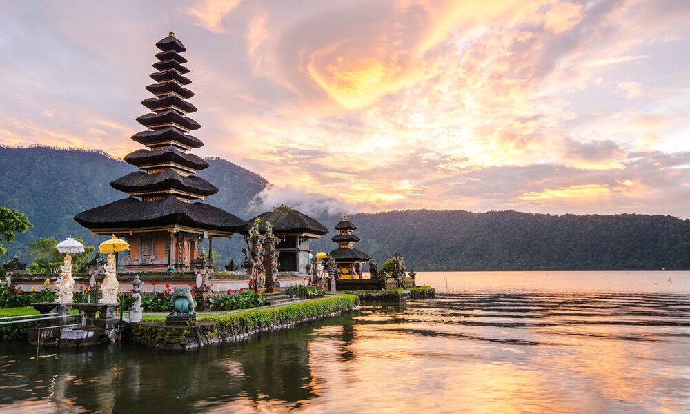Der Tempel Pura Ulun Danu Bratan steht am Westufer des Bratan-Sees | © Imago