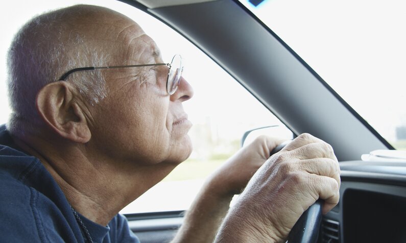 Rentner sieht schlecht im Auto | ©  Getty Images / Steve Prezant