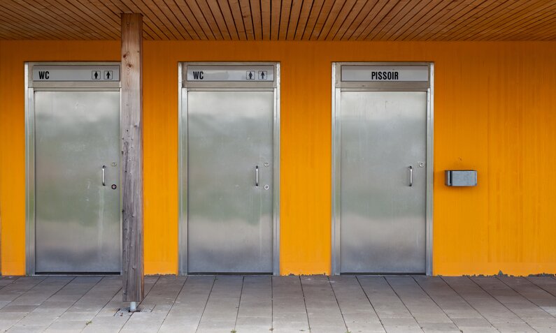 Raststätten-Toilette an einer deutschen Autobahn | ©  Getty Images / Kirill Rudenko