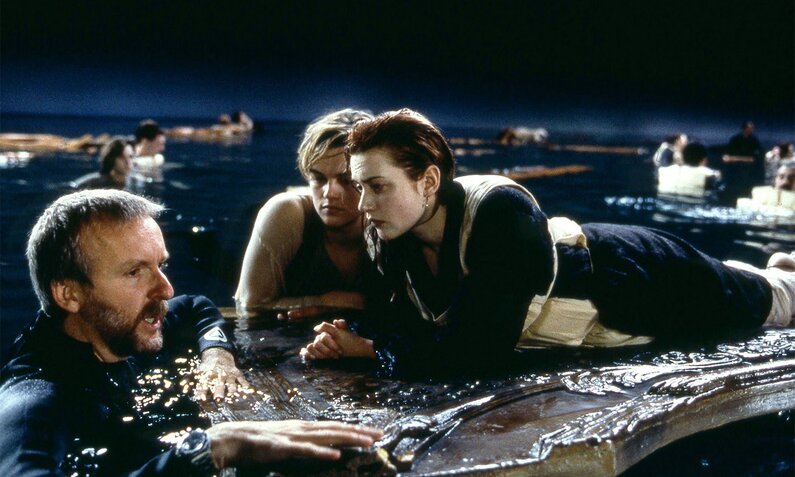 „Titanic“-Regisseur James Cameron (links) gibt Leonardo DiCaprio und Kate Winslet bei den Dreharbeiten 1997 Anweisungen bei der legendären Tür-Szene. | © Imago