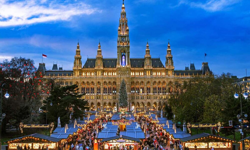 Der Christkindlmarkt vor dem historischen Rathaus ist der größte der Stadt. | © Imago