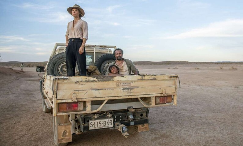 Svenja (Anneke Kim Sarnau), Kalti (Aaron Pedersen) und sein Sohn Jack (Tjiirdm McGuire, Mitte) mitten im australischen Outback.  | © ARD Degeto/Sam Oster)