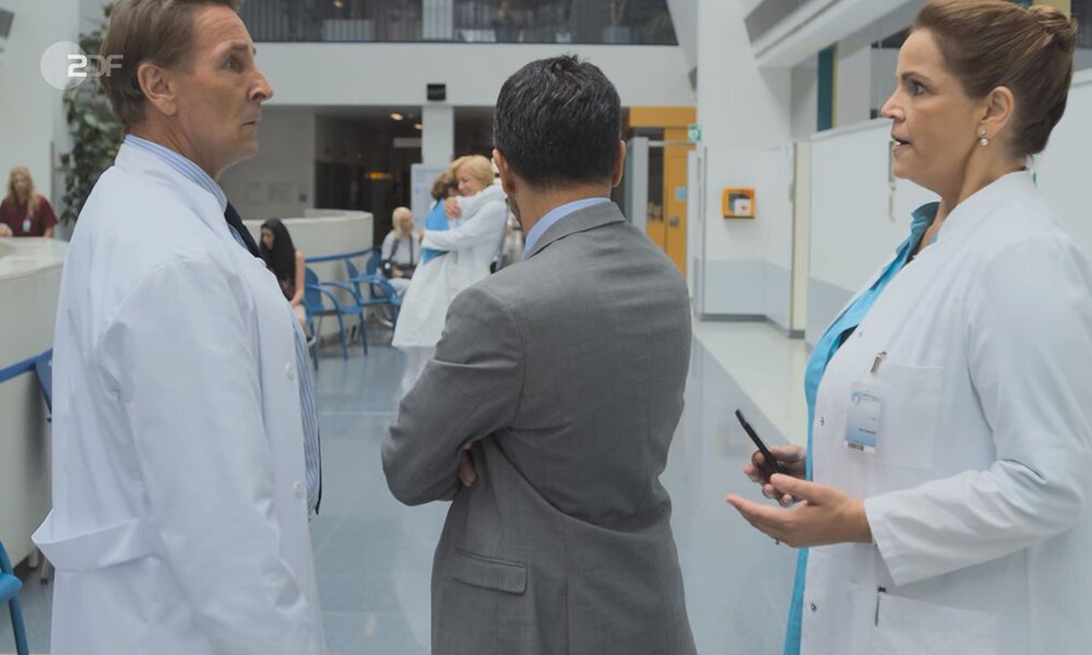 Dr. Kahnweiler (Mark Keller) kann es Dr. Fendrich (Rebecca Immanuel) einfach nie recht machen. | © ZDF