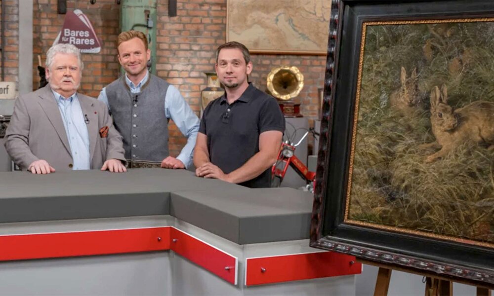 TV-Experte Erich Tromayer (li.) mit Moderator Willi Gabalier und dem Kandidaten. | © ServusTV