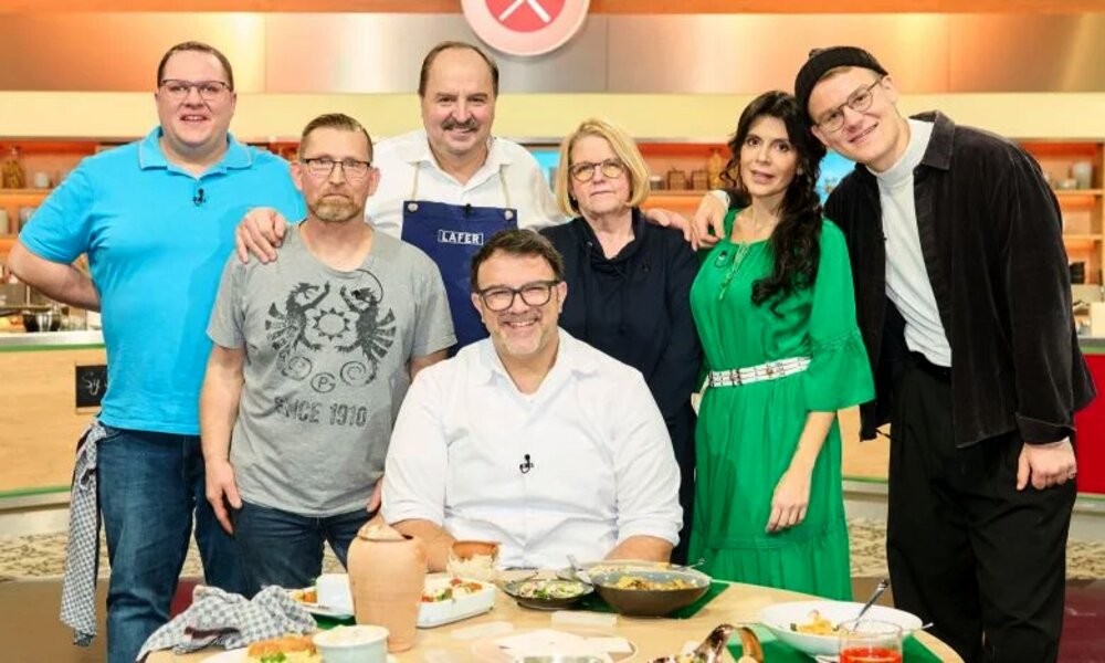 Gruppenfoto von links: Daniel Kroneder, Thomas Drumm, Sylvia Grob, Derya Buyantemur, Simon Weber, Moderator Johann Lafer und Juror Tarik Rose . | © ZDF