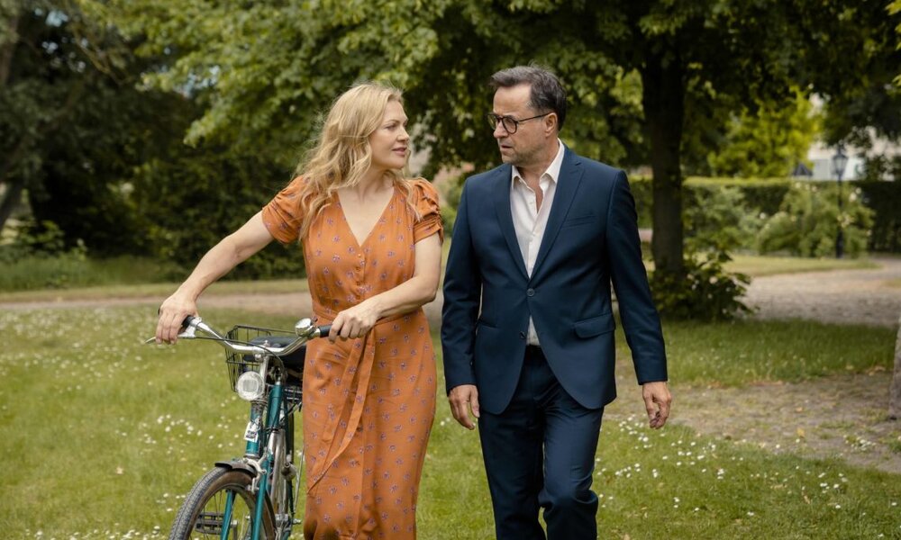 Sanja Huth (Anna Loos) und Joachim Vernau (Jan Josef Liefers) unterhalten sich auf dem Weg zur Veranstaltung. | © ZDF