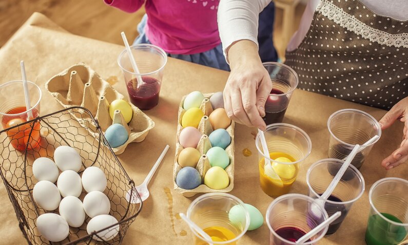 Eier werden bunt eingefärbt | ©  Getty Images/ GMVozd
